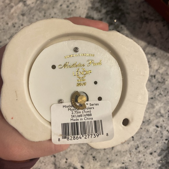 Lenox Mistletoe Park Musical Carolers - Picture 4 of 5